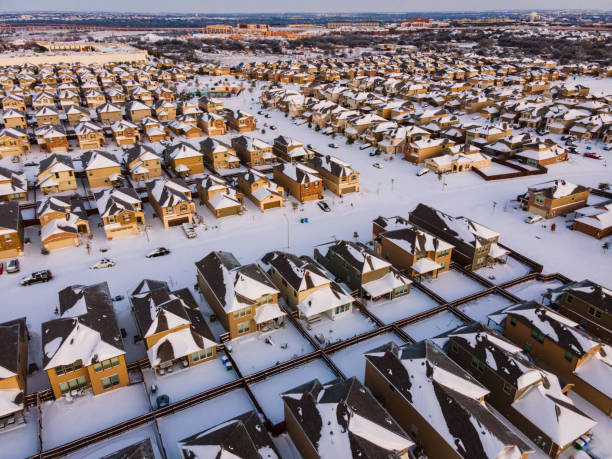 Suburb covered in Snow with Power Blackout during Winter Storm Uri Sunrise over Texas Landscape covered in White Powder Snow during winter storm Uri over a foot of fresh snow in Round Rock north of Austin , Texas , USA blackout photos stock pictures, royalty-free photos & images