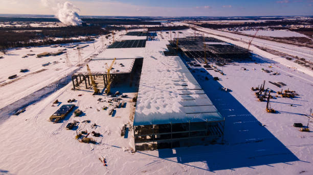 特斯拉千兆工廠在奧斯丁德克薩斯州覆蓋在雪后冬季風暴烏里 - elon musk 個照片及圖片檔