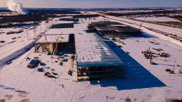 特斯拉千兆工廠在奧斯丁德克薩斯州覆蓋在雪中 - elon musk 個照片及圖片檔