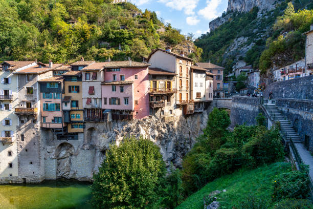 puente en royans en el parque nacional de vercors, ródano-alpes, francia - rhone bridge fotografías e imágenes de stock