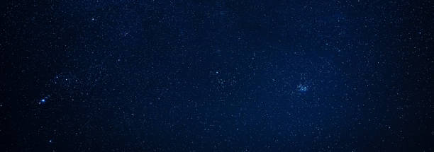 estrellas de la vía láctea y cielos estrellados fotografiados con larga exposición desde un remoto suburbio oscuro. - las pléyades fotografías e imágenes de stock