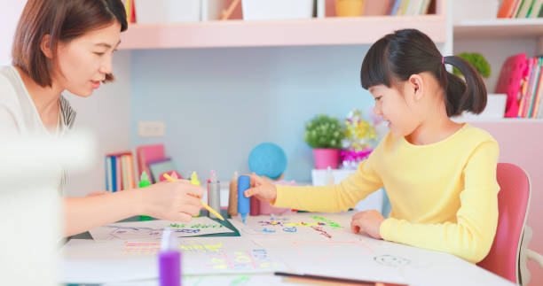 istock mother and daughter draw painting 1302570632