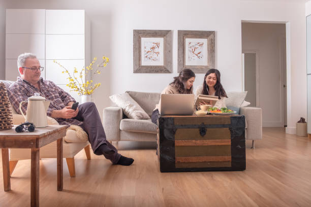 família multiétnica usando smartphone, laptop e tablet na sala de estar - coffee pot audio - fotografias e filmes do acervo
