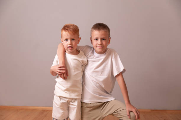 szczęśliwy nastolatek i dziecko portret na zewnątrz - facial expression babies and children head and shoulders close up zdjęcia i obrazy z banku zdjęć