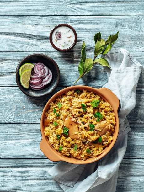 riso biryani di pollo pakistano, vista dall'alto, spazio di copia - flavored rice foto e immagini stock