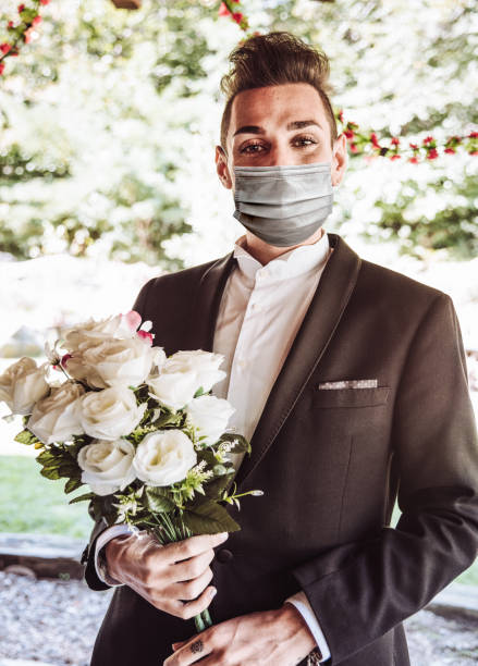 homme gai à la mariée avec le bouquet et le masque de visage - homosexual wedding married engagement photos et images de collection