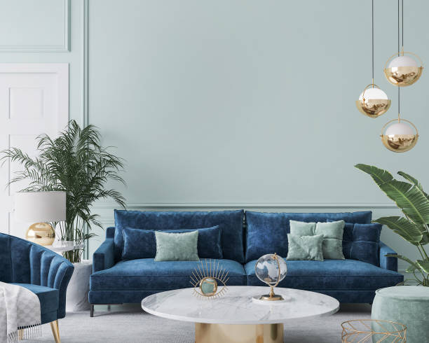 home interior mockup mit blauem sofa, marmortisch und tiffany blau wand-dekor im wohnzimmer - living room blue sofa carpet stock-fotos und bilder