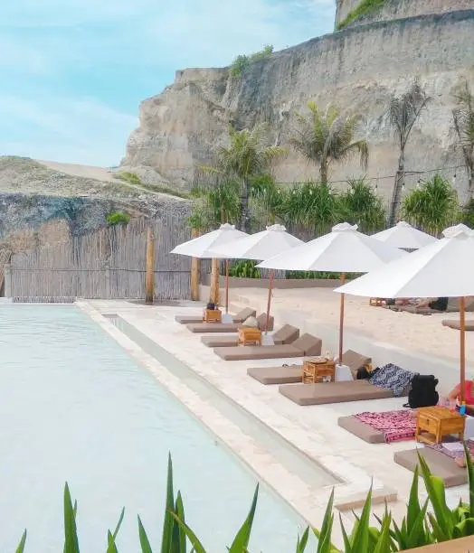 Perfect place for sunbathing, swimming and eating pizza. This place is surrounded by the cliff