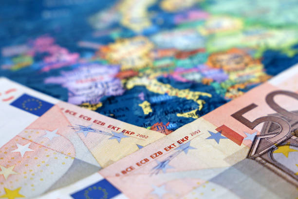 euro sur la carte de l’europe - country market photos et images de collection