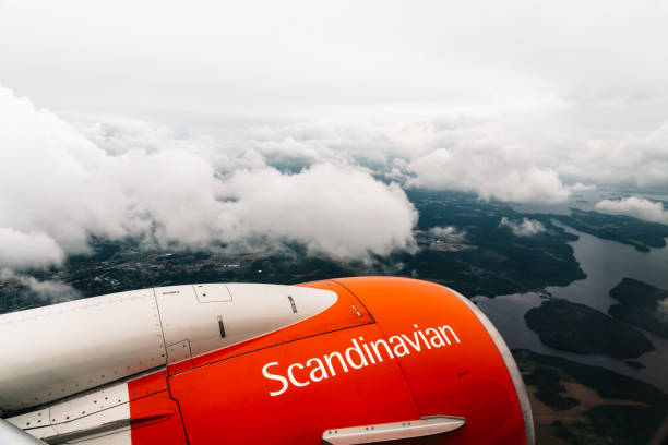 motor de avião do avião escandinavo sas voando no ar - boeing airplane cargo airplane commercial airplane - fotografias e filmes do acervo