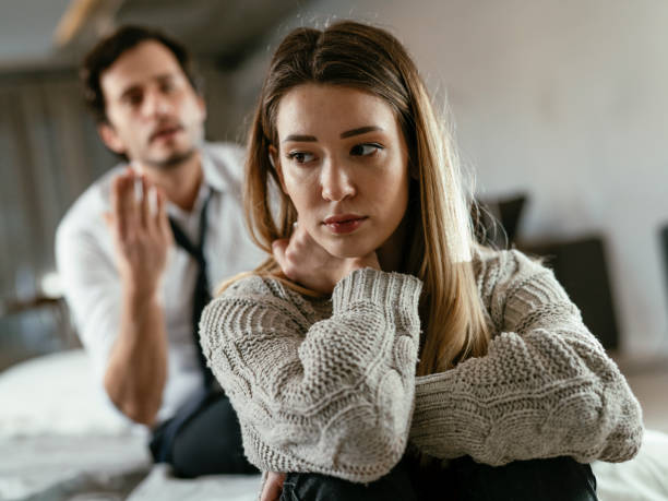l’homme en colère crie sur sa femme. - deux femmes un homme photos et images de collection