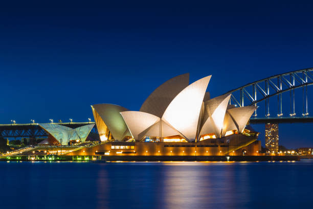 sydney opera house no porto de sydney - sydney australia sydney opera house australia sydney harbor - fotografias e filmes do acervo