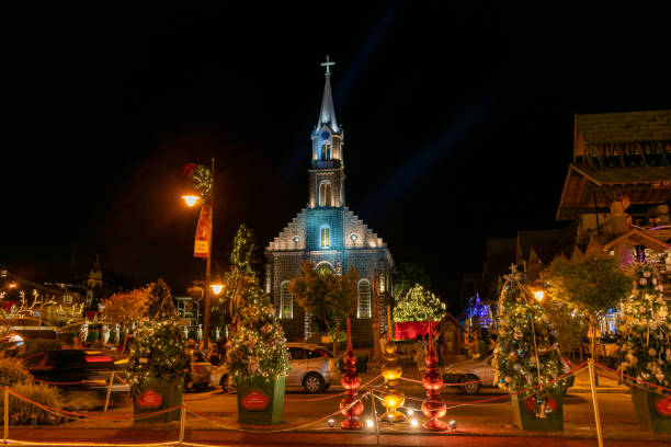 nocny obraz kościoła świętego piotra z ozdobami bożonarodzeniowymi. kamienna katedra w gramado - christianity spirituality religion one way zdjęcia i obrazy z banku zdjęć