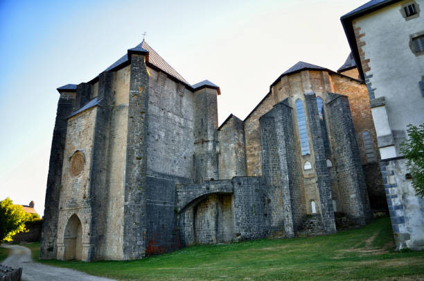 igreja colegiada real de roncesvalles navarra espanha - galicia pilgrimage pilgrim religion - fotografias e filmes do acervo