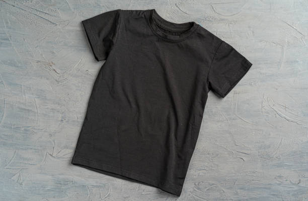 schwarze farbe schlichtes t-shirt mit kopierraum - t shirt stock-fotos und bilder