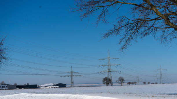 trasporto di elettricità nella natura - electrcity foto e immagini stock