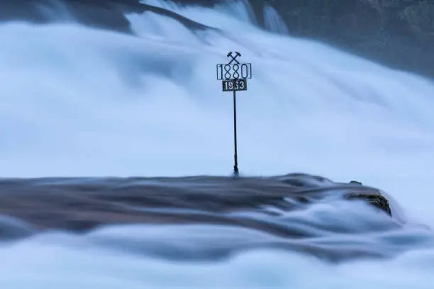 The sign standing in the Rhine Falls reminds of the extremely low water in 1880 and of 1963, when the Rhine Falls was frozen over to the sign.