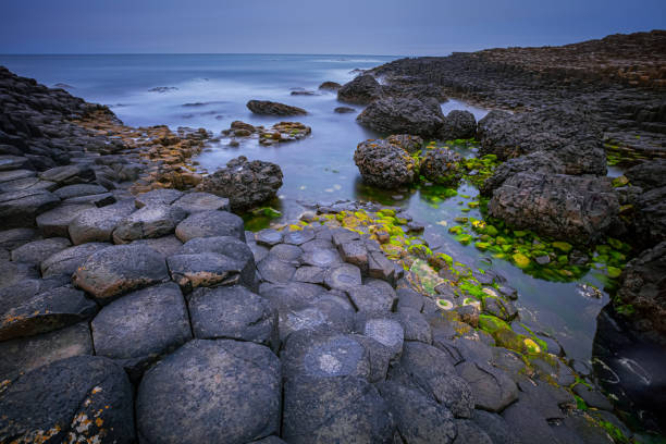 岩形成ジャイアンツコーズウェイ、郡アントリム、北アイルランド、英国 - nobody non urban scene long exposure county antrim ストックフォトと画像