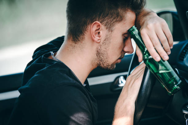 운전하는 동안 맥주를 마시는 남자 - drunk driving accident teenager 뉴스 사진 이미지