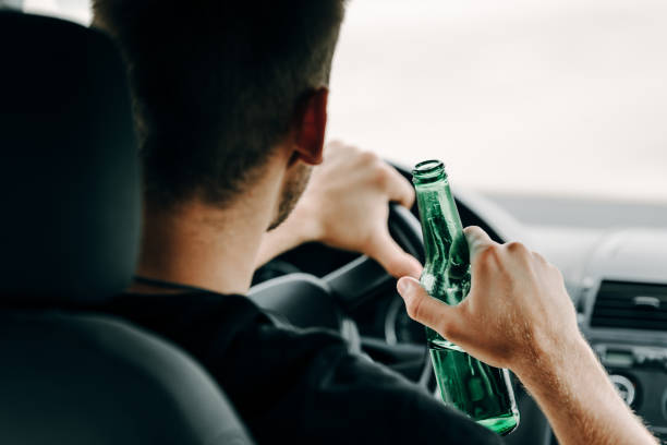 hombre bebiendo cerveza mientras conducía - drunk driving accident teenager fotografías e imágenes de stock