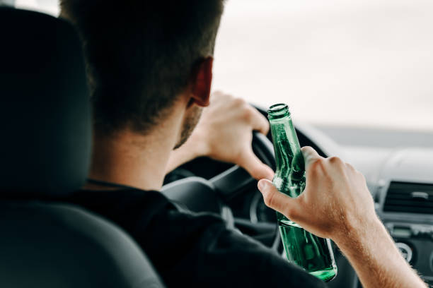 człowiek pijący piwo podczas jazdy - drunk driving accident teenager zdjęcia i obrazy z banku zdjęć