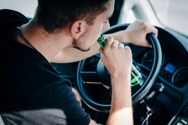 hombre bebiendo cerveza mientras conducía - drunk driving accident teenager fotografías e imágenes de stock