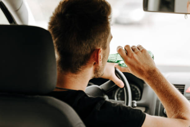 człowiek pijący piwo podczas jazdy - drunk driving accident teenager zdjęcia i obrazy z banku zdjęć