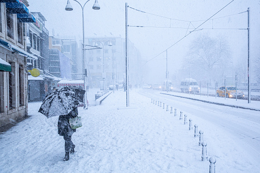 humano caminando en un día nevado photo