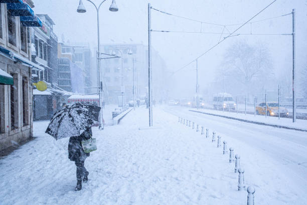 marche humaine un jour de neige - snow house color image horizontal photos et images de collection