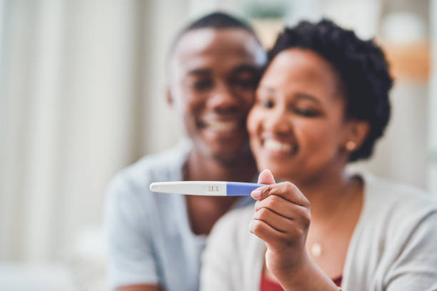 die schmetterlinge, die er mir gab, verwandelten sich in kleine füße - pregnancy test human pregnancy medical test human fertility stock-fotos und bilder