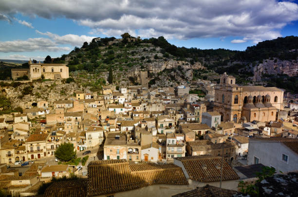 vista panorámica de scicli, sicilia, una de las ciudades simbólicas del barroco italiano, junto con otros 7 pueblos de val di notoâs - scicli fotografías e imágenes de stock