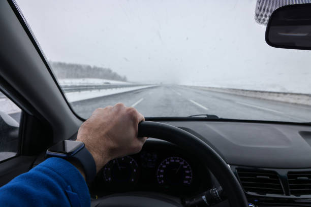 winter road - snow winter mountain horizon over land stock-fotos und bilder