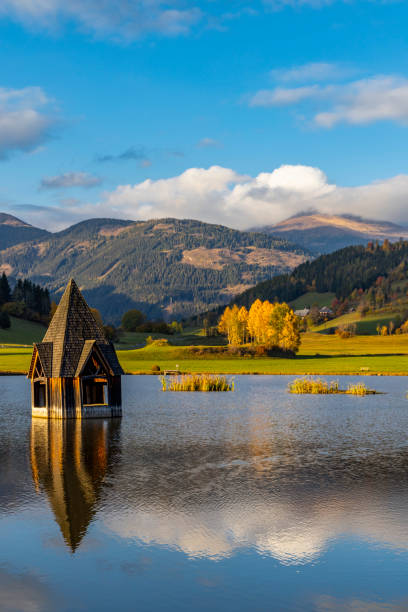 山の下の秋の池,村内地区,スティリア州,オーストリア - european alps austria autumn colors ストックフォトと画像