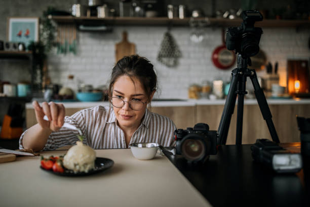 artista di fotochiapia alimentare femminile che prepara la sua torta per le riprese - food photography foto e immagini stock