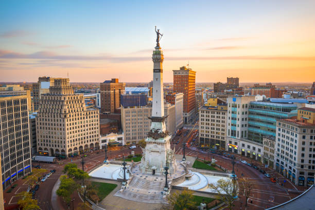 indianapolis, indiana, usa skyline over monument circle - indianapolis skyline cityscape indiana imagens e fotografias de stock