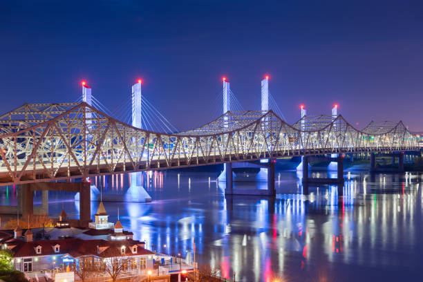 john f. kennedy bridge and abraham lincoln bridge crossing the ohio river into louisville, kentucky, usa - john f kennedy center imagens e fotografias de stock