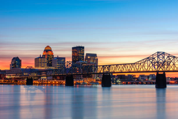 ルイビル、ケンタッキー、アメリカのスカイライン・オン・ザ・リバー - louisville kentucky kentucky skyline waterfront ストックフォトと画像