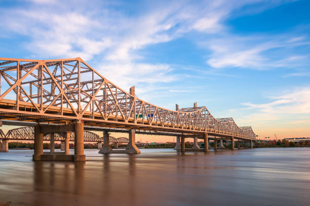 Louisville, Kentucky, USA with John F. Kennedy Bridge spanning the Ohio River Louisville, Kentucky, USA with John F. Kennedy Memorial Bridge spanning the Ohio River at dusk. cantilever bridge stock pictures, royalty-free photos & images