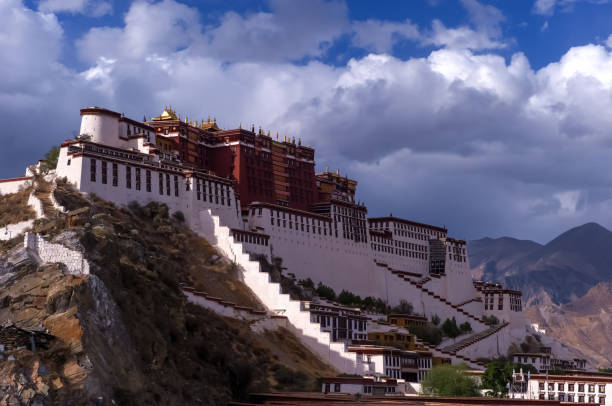 potala monastery in lhasa, tibet autonomous region, china - tibet potala palace lhasa himalayas imagens e fotografias de stock