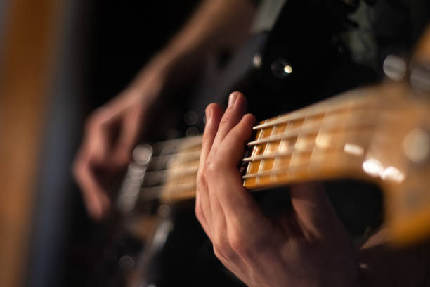 finger spielen eine bassgitarre - baßgitarre stock-fotos und bilder