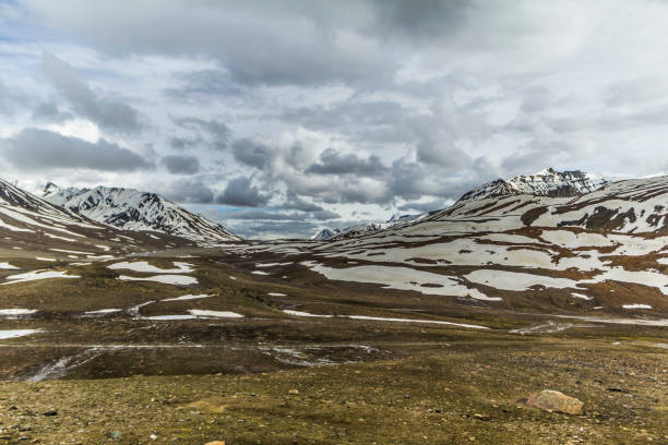istock Baralachala Paas on the Leh-Manali Highway 1302653589
