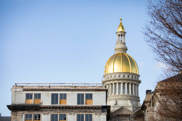 capital da cidade com cúpula dourada de perto - new jersey trenton new jersey state capitol building government - fotografias e filmes do acervo