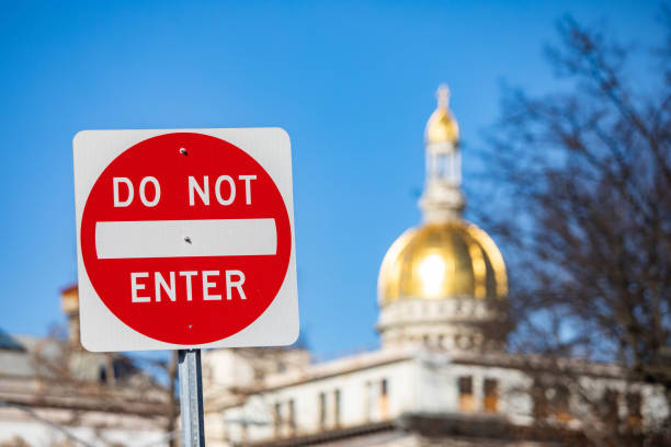 não entre no sinal com o capitólio da cidade borrado na parte de trás - new jersey trenton new jersey state capitol building government - fotografias e filmes do acervo