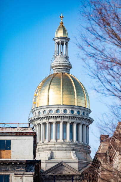 capital da cidade com cúpula dourada de perto - new jersey trenton new jersey state capitol building government - fotografias e filmes do acervo