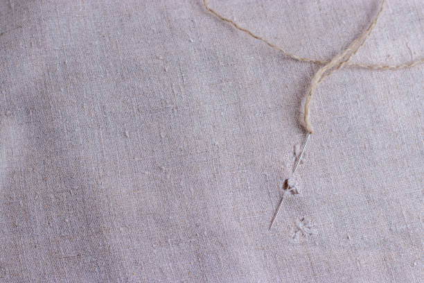 duża igła z grubą bawełnianą nicią. - textile burlap sewing patch zdjęcia i obrazy z banku zdjęć