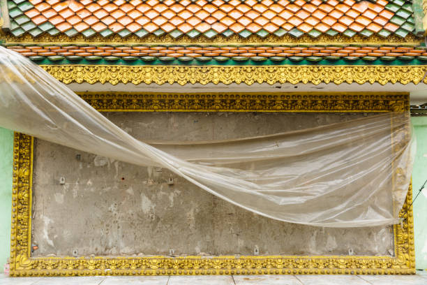 imagem de outdoor vazio no camboja. parede de concreto com decoração da ásia. - cambodia khmer architecture outdoors - fotografias e filmes do acervo