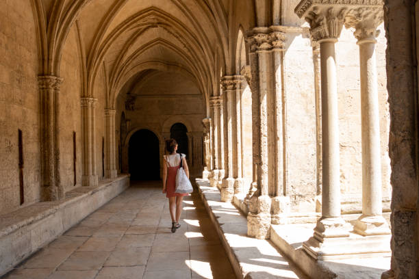 mujer turista visitando el claustro de la catedral de arlés, francia, - french foreign legion fotografías e imágenes de stock