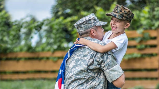 szczęśliwe spotkanie żołnierza z rodziną - armed forces family military child zdjęcia i obrazy z banku zdjęć