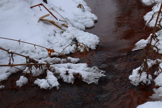 зимняя река - winter stream river snowing стоковые фото и изображения