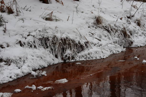 зимняя река - winter stream river snowing стоковые фото и изображения